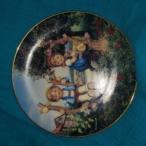 *Vintage* M. J. Hummel "Apple Tree Boy and Girl" Collector's Plate # LQ3301